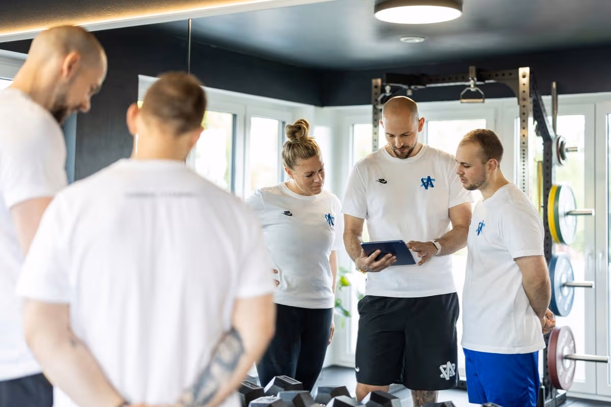 Das Team von Niklas Kühne im Austausch im Trainingsraum
